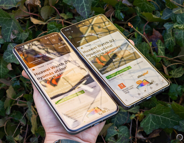 Balra a képen a Honor Magic7 Pro, jobbra a Samsung Galaxy S25 Ultra. Utóbbi kijelzőjén ott a tükröződésgátló bevonat