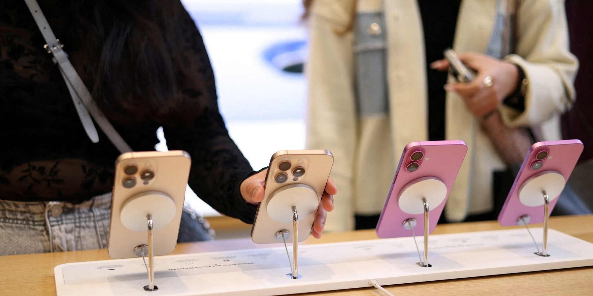 Nem a vámokra fogná, de felemelné az iPhone-ok árait az Apple