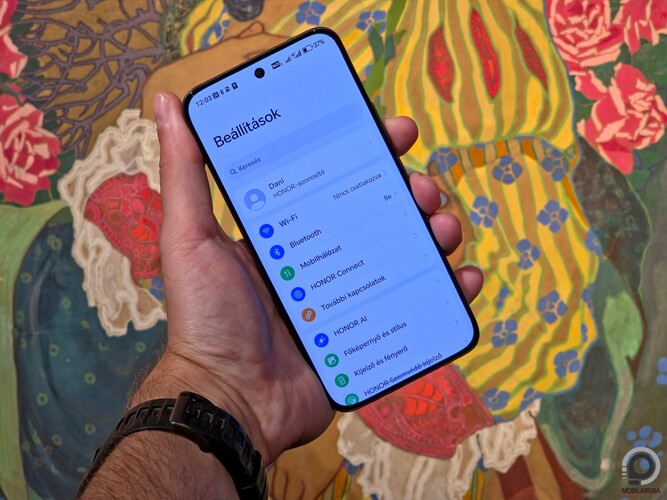 Honor 400 Bone123 kolléga kezében