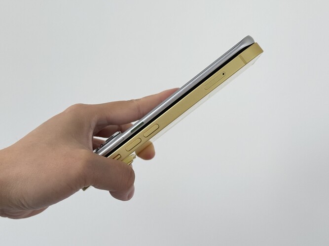 Az Infinix Hot 60 Pro+ egy iPhone 15 mellett