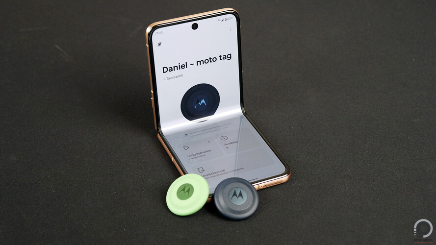 Két Motorola Moto Tag és egy Motorola Razr 60 Ultra