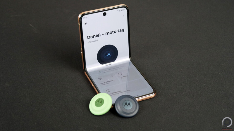 Két Motorola Moto Tag és egy Motorola Razr 60 Ultra