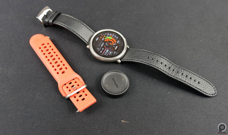 Egy töltőpad (kábel nélkül) és egy bónusz szíj