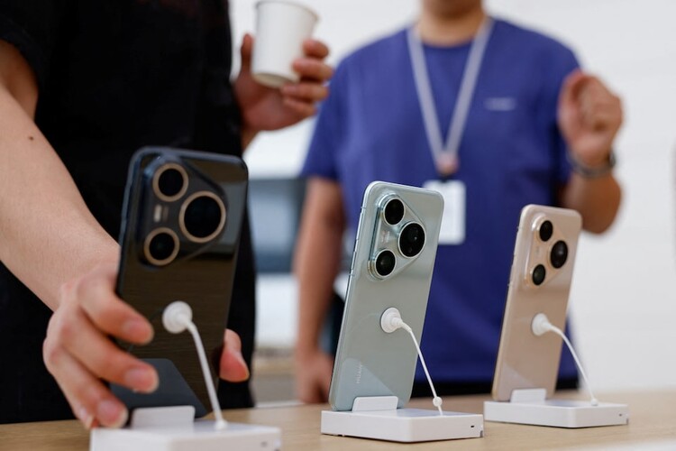 Pura 80 készülékek egy Huawei boltban Kínában