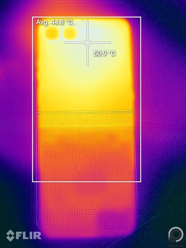 A telefon belső és külső kijelzője is nagyon erősen forrósodott terhelés alatt
