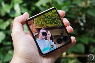 A készülék kinyitható mivolta jól jöhet fotózáshoz vagy videózáshoz