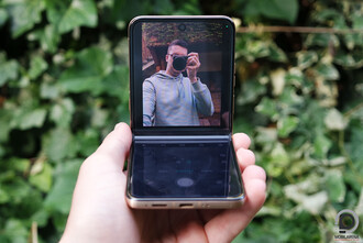 A készülék kinyitható mivolta jól jöhet fotózáshoz vagy videózáshoz