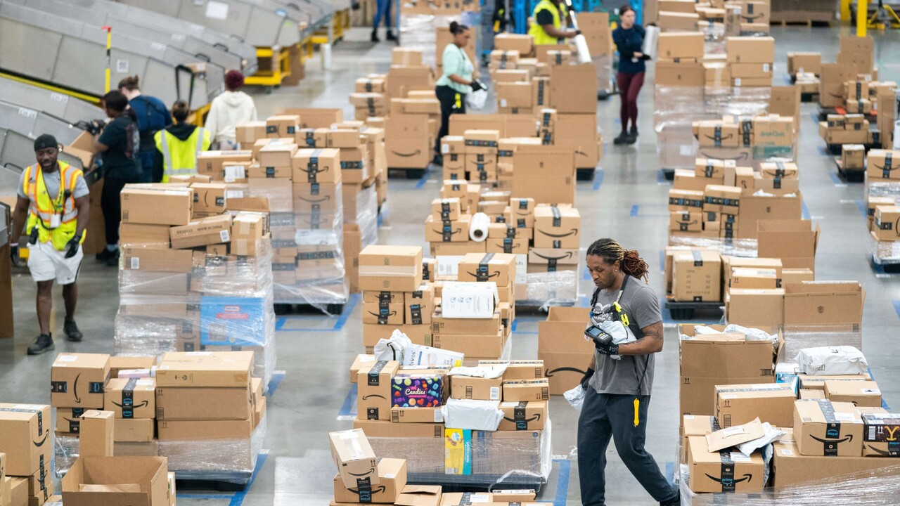 Kevesebb dolgozó kell az Amazonnak, AI veszi át a rutinfeladatokat