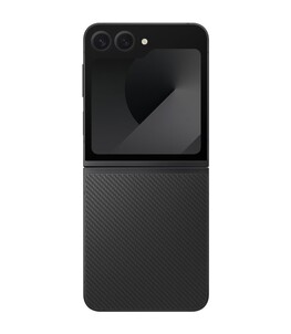 A Galaxy Z Flip6 (1. és 3. kép) azonos szögekből a Galaxy Z Flip7 mellett