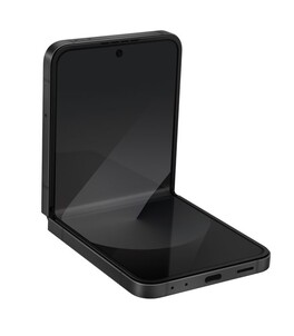 A Galaxy Z Flip6 (1. és 3. kép) azonos szögekből a Galaxy Z Flip7 mellett