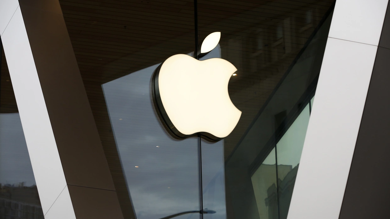 Beperelték az Apple-t a részvényesei, mert túlzott az AI-fejlesztések kapcsán