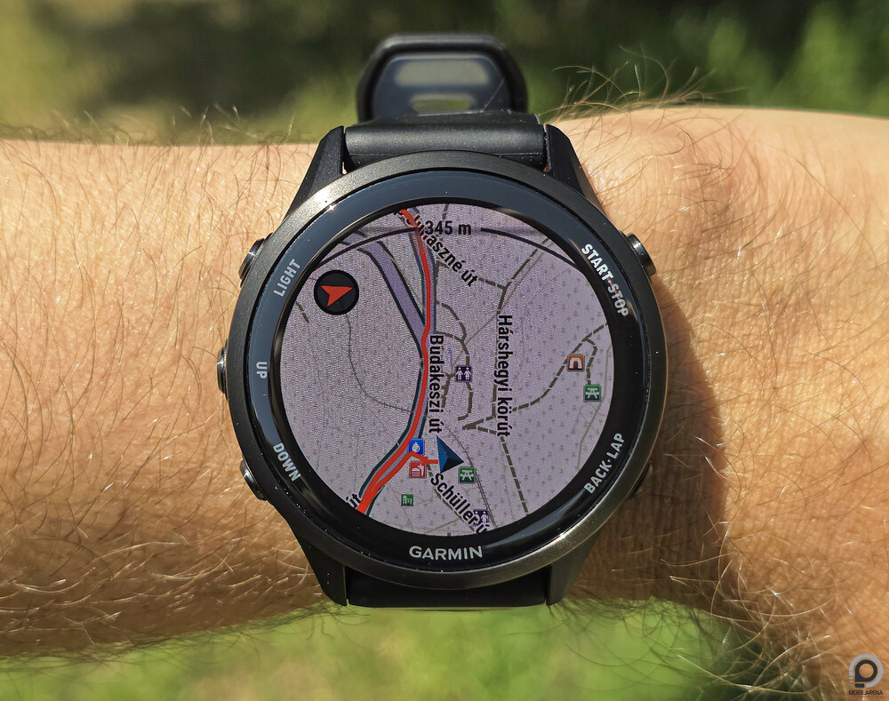 A Forerunner 970 titánkerettel és TopoActive térképekkel