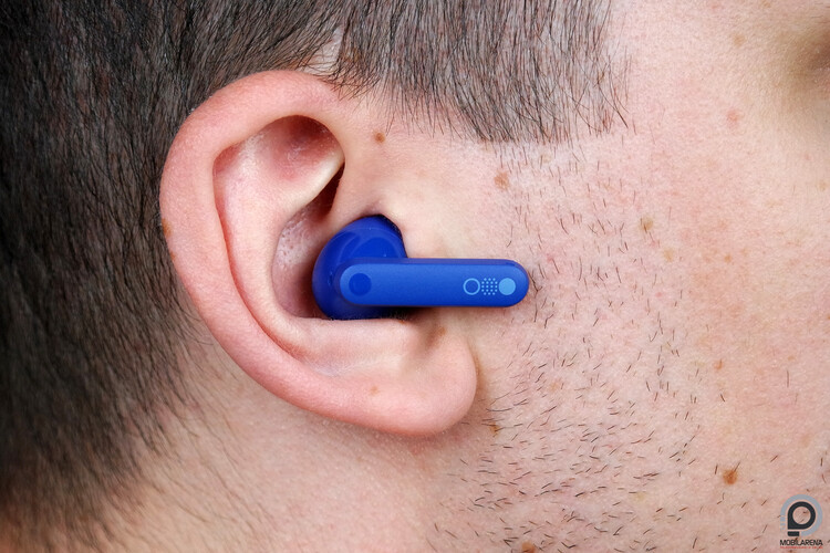 A fülhallgató fején látható kör rejti az érintőfelületet