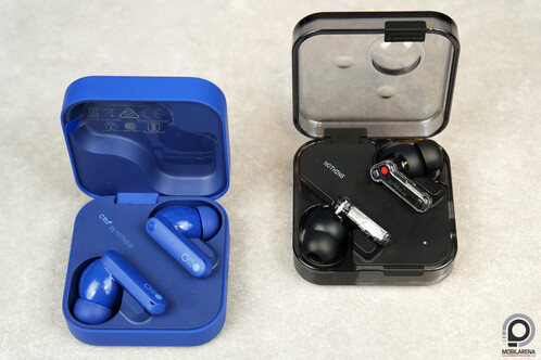 CMF Buds Pro 2 (kék) egy Nothing Ear mellett