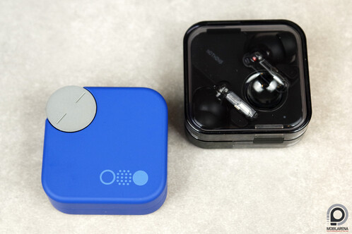 CMF Buds Pro 2 (kék) egy Nothing Ear mellett