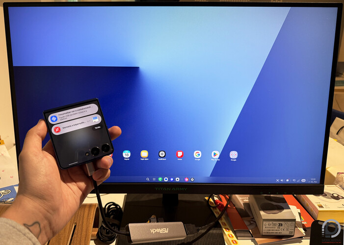 DeX egy HDMI-s átalakítóval monitorra kötött Galaxy Z Flip7-ről
