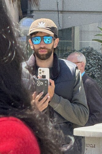 A szemből és oldalról készült fotók