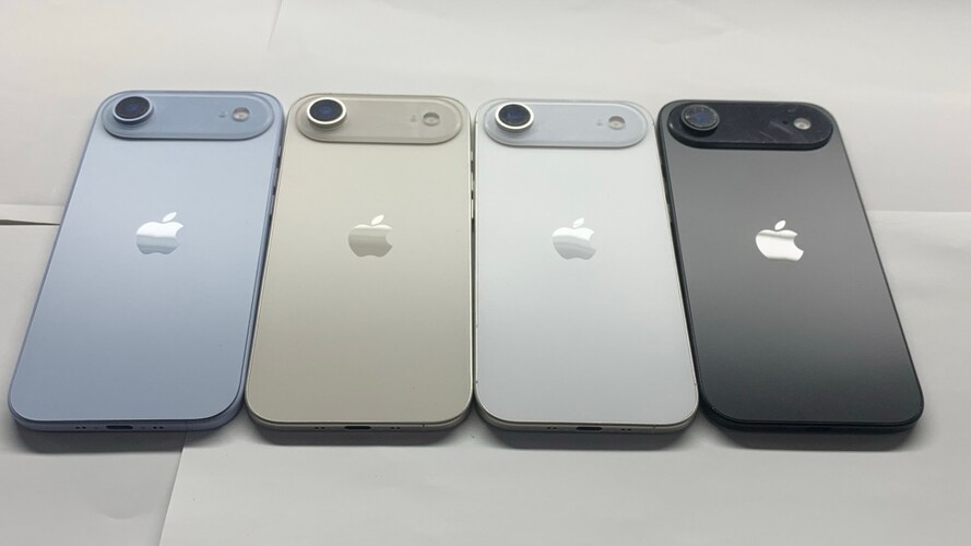 Ezen a képen pedig az iPhone 17 Air dummy modelljei láthatók