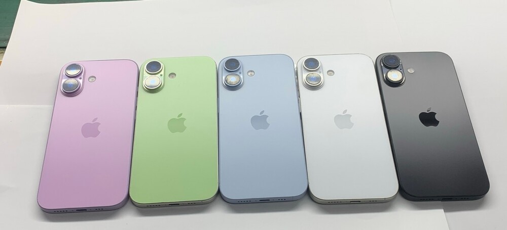 Az iPhone 17 külsejét tekintve nem tér majd el a 16-tól, de elvileg a kijelző jobb lesz