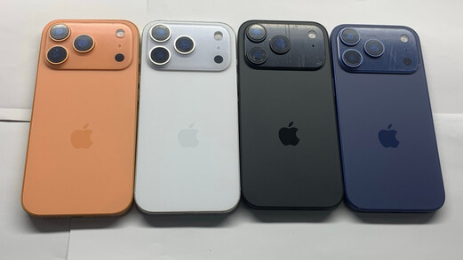 Az első képen a 17 Pro, a másodikon a 17 Pro Max dummy modelljei