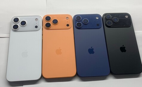 Az első képen a 17 Pro, a másodikon a 17 Pro Max dummy modelljei