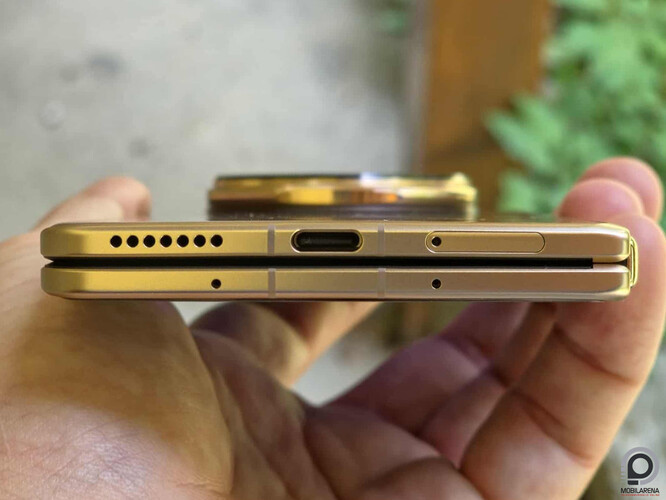 A telefon háza kinyitva alig vastagabb az USB-C csatlakozónál