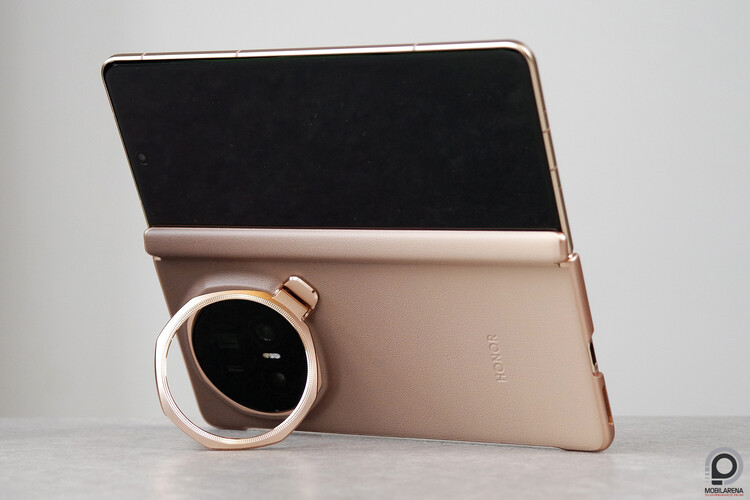 A telefon a gyári tokban kitámasztva