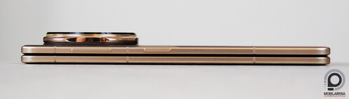 Az első képen még összecsukva, a másodikon a telefon már kinyitott állapotban