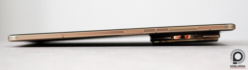 Az első képen még összecsukva, a másodikon a telefon már kinyitott állapotban