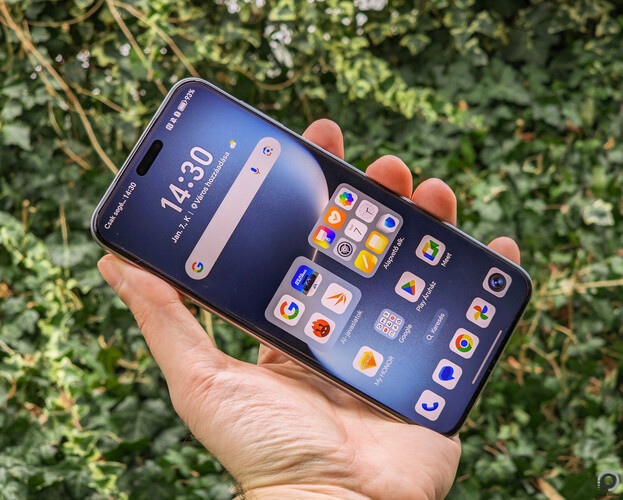 A Honor Magic7-es telefonok egyike sem kapott 6,7"-nél kisebb kijelzőt. A fotón a Magic7 Pro