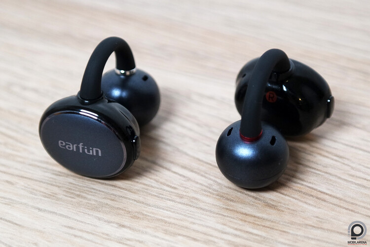 A bal oldali füles oldalán jól látható a nyomógomb