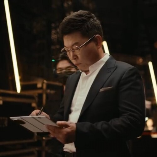 A második generációs Huawei harmonikamobil, a Mate XTs a cég fogyasztói üzletágának vezérigazgatója, Richard Yu kezében