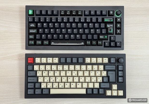 Lemokey L5 HE 8K a Keychron Q1 HE társaságában, utóbbin magyar feliratos Keychron keycapek vannak.