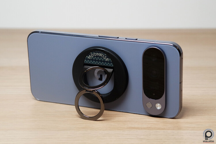 A Qi2 mágneseinek hála fogást segítő kiegészítők is feltapaszthatók a hátlapra