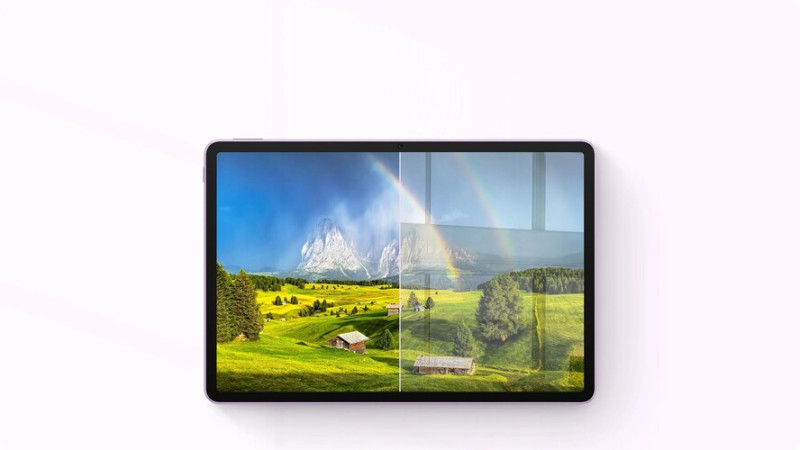 Balra a PaperMatte verzió, jobbra a sima verzió kijelzőjének tükröződése