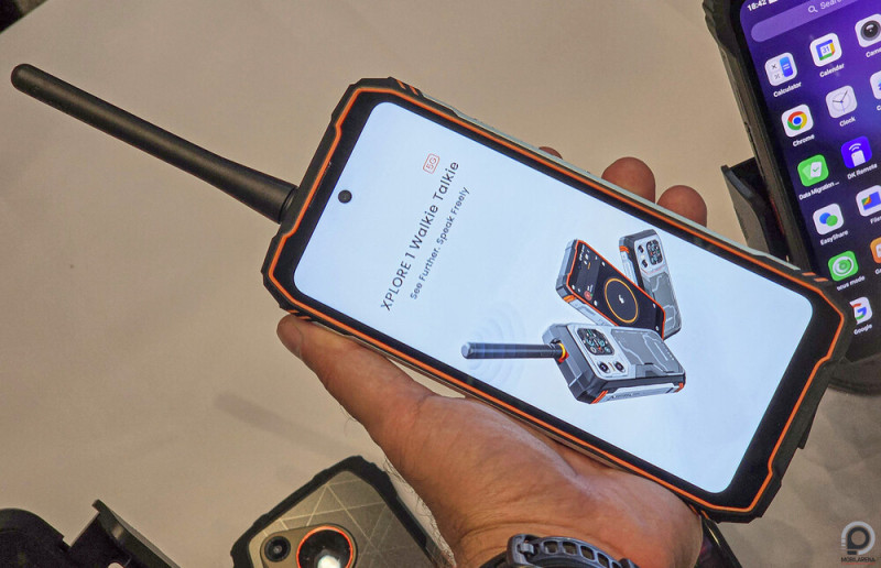 Az Xplore 1 Walkie-Talkie jókora készülék az antennát felcsavarva