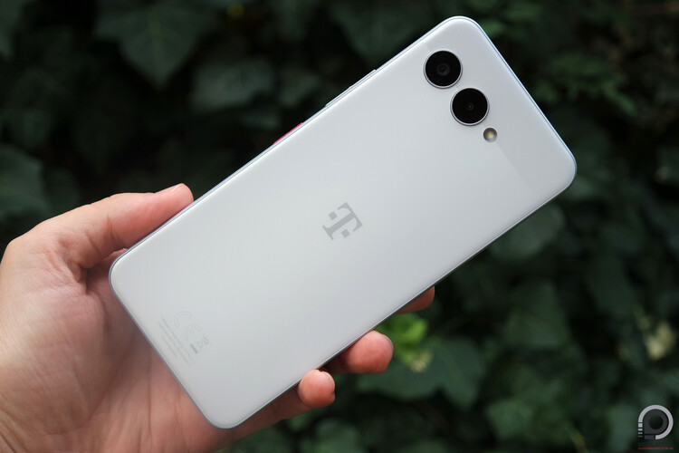 A hátlap kialakítása kicsit a OnePlus Nord 4-et idézi