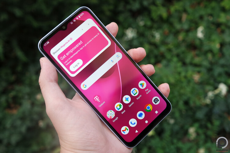 T Phone 3 5G a kezemben