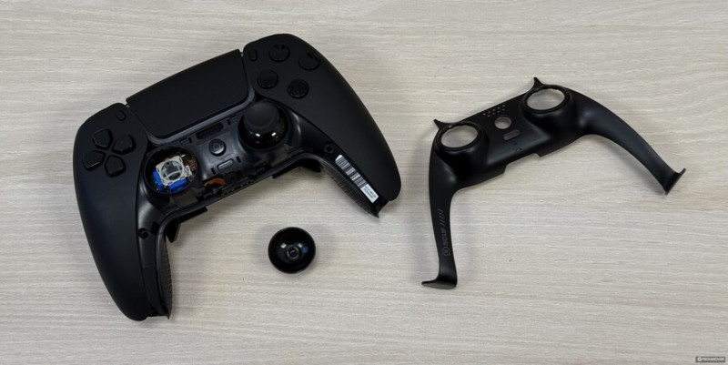 A borítás és az analóg kupakok is cserélhetők, de gyárilag nem kapunk ilyeneket, külön kell őket megvásárolni.