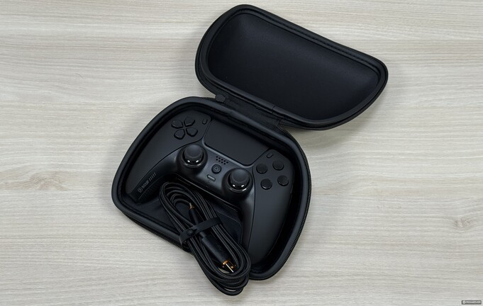 Minőségi hordozótok, de a kábelnek nincs benne külön hely.