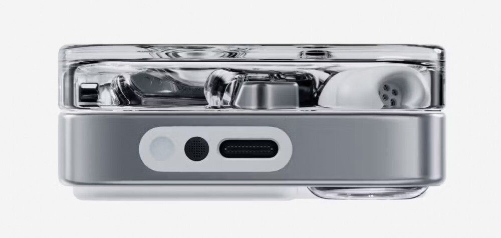 Az USB-C csatlakozó mellé került egy mikrofon is a fülhallgató hordozó bölcsőjére
