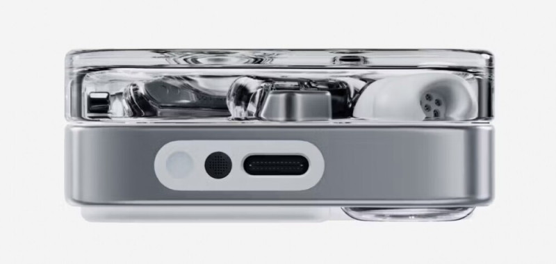 Az USB-C csatlakozó mellé került egy mikrofon is a fülhallgató hordozó bölcsőjére