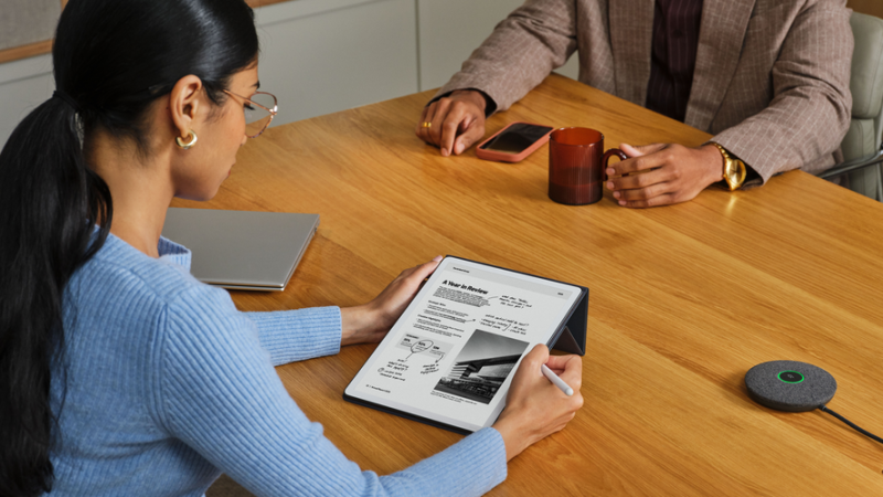 A hölgy előtt az új Kindle Scribe monokróm verziója