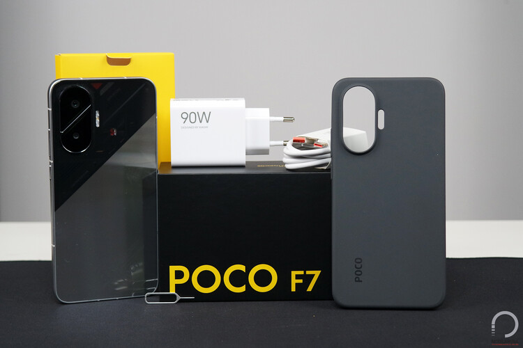 A teszthez kölcsön kapott Poco F7 dobozában benne volt a 90 wattos HyperCharge adapter is, de ez nem alaptartozék az itthon értékesített modellekhez!