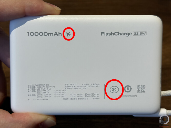 Pirossal jelölve jobb alul a szükséges CCC engedély, felül pedig az általános jelzés, hogy repülőgépre felvihető az eszköz