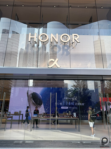 Az Alpha Store bejárata az utcáról, és az épület felől