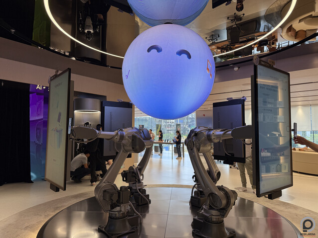 Az Alpha Store bejárata az utcáról, és az épület felől