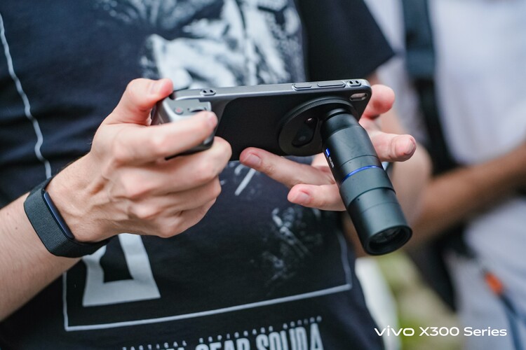 A képen kezemben az X300 Pro, rajta pedig az Imaging Grip Kit tartalmazta tok és markolat, és a Telephoto Extender Kit által tartalmazott objektív, adapter (és tok)