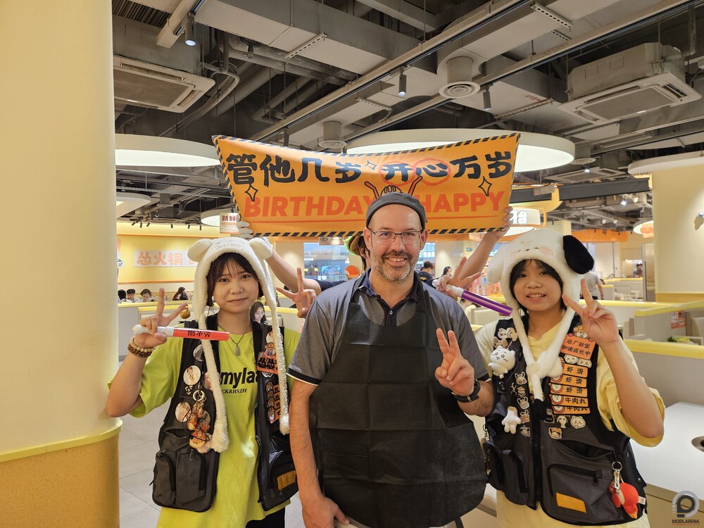 Két kevésbé lelkes alkalmazott kíván nekem boldog szülinapot