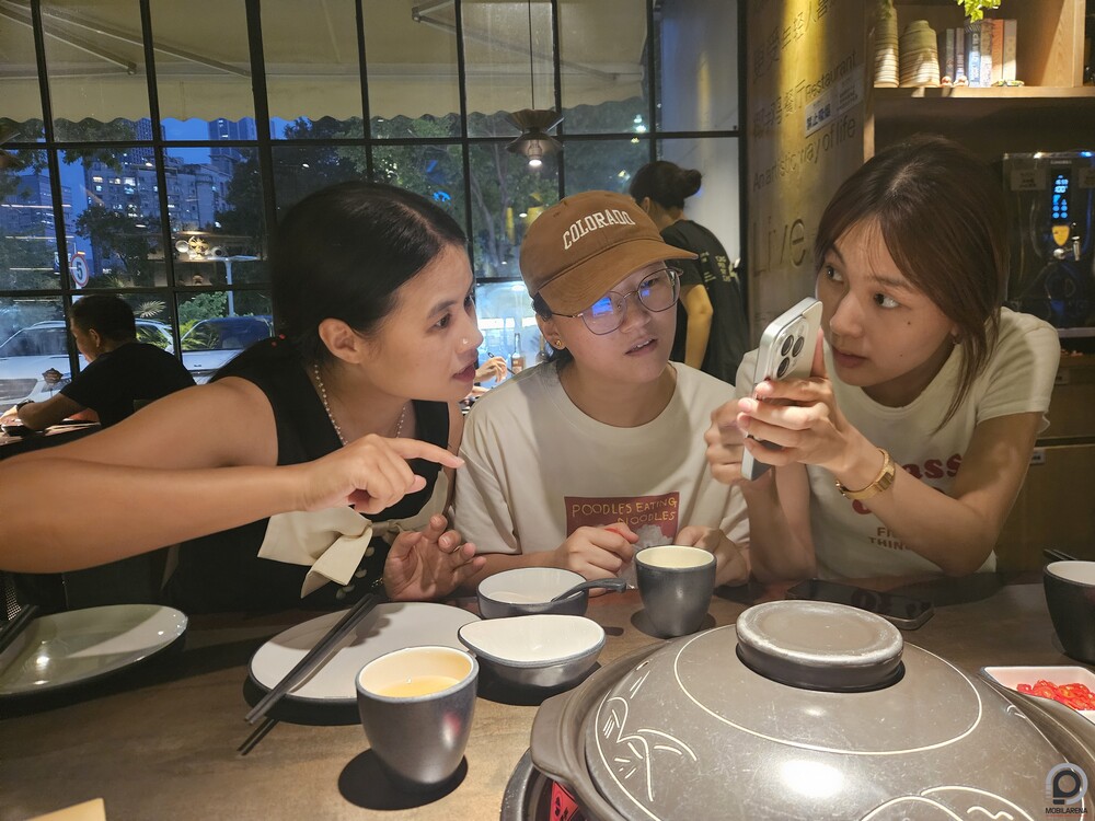 Sophie, Helen és Lynn azon tanakodnak, hogy mit rendeljenek